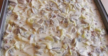 Schnitzel mit Pilzrahmsauce auf einem Teller serviert