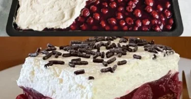 Schwarzwälder Puddingkuchen auf einem Blech, verziert mit Sahne und Schokoladenspänen