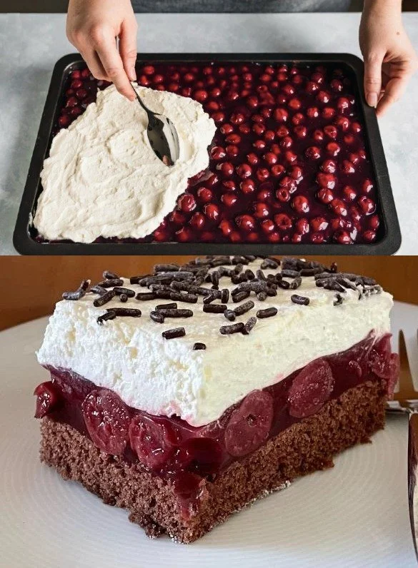 Schwarzwälder Puddingkuchen auf einem Blech, verziert mit Sahne und Schokoladenspänen