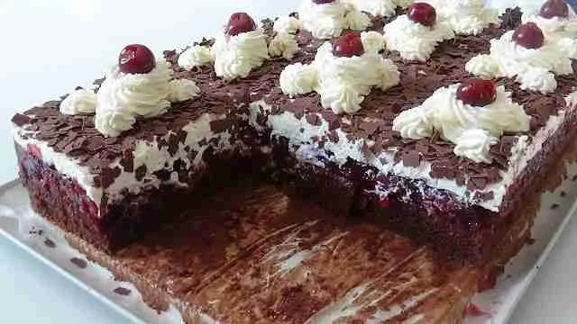Schwarzwälder Puddingkuchen auf einem Blech