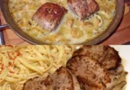 Schweinefilets in Sahnesauce mit Pilzen serviert auf einem Teller