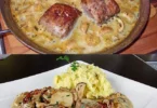 Schweinefilets in Senf-Sauce mit Pilzen auf einem Teller serviert