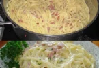 Schüssel mit Spaghetti Carbonara Südtiroler Art, lecker und cremig zubereitet
