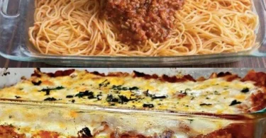 Leckeres Spaghetti Bake mit gehacktem Fleisch und Käse überbacken.