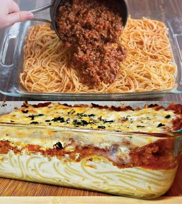 Leckeres Spaghetti Bake mit gehacktem Fleisch und Käse überbacken.
