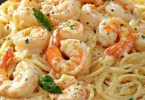 Spaghetti mit Garnelen in einer cremigen Frischkäse-Sauce serviert.