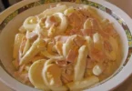 Leckerer Spargel-Ham-Salat auf einem Teller angerichtet