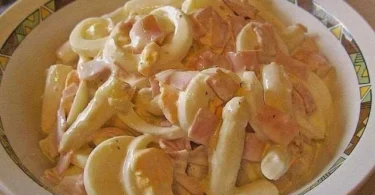 Leckerer Spargel-Ham-Salat auf einem Teller angerichtet