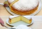 Supercremiger Joghurtkuchen ohne Mehl auf einem Teller