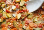 Schüssel mit Thai Gemüse Curry und Kokosmilch, reich an Aromen und Farben.