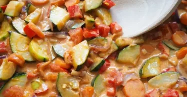 Schüssel mit Thai Gemüse Curry und Kokosmilch, reich an Aromen und Farben.