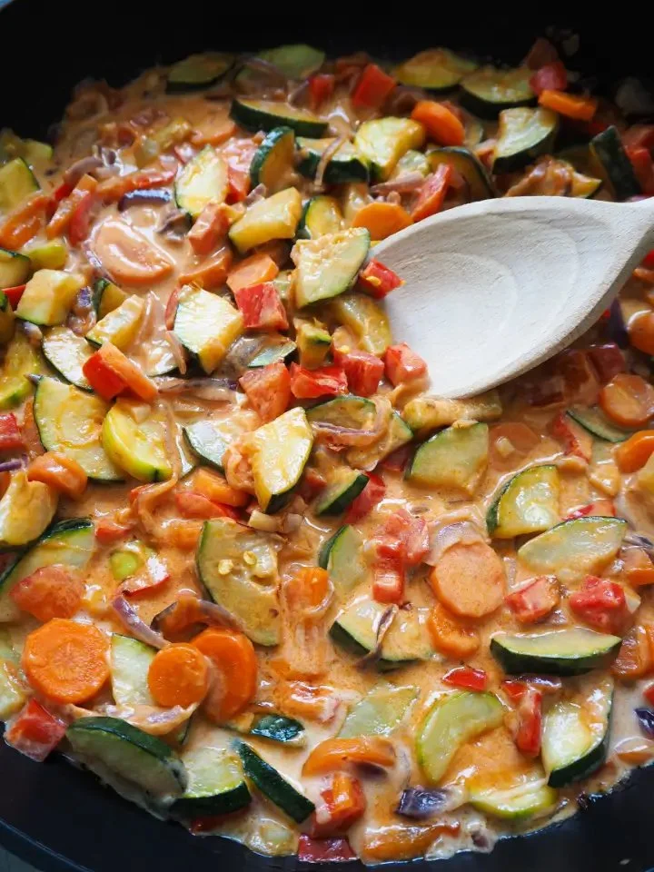 THAI GEMÜSE CURRY MIT KOKOSMILCH