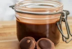 Gläser mit Toffifee Brotaufstrich auf einem Holztisch