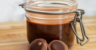 Gläser mit Toffifee Brotaufstrich auf einem Holztisch