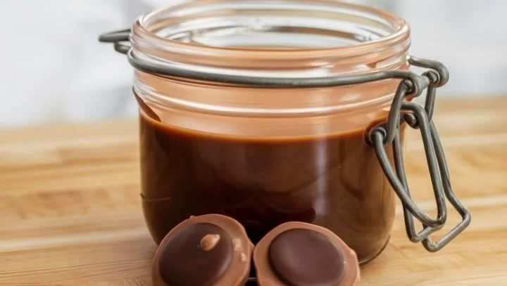 Gläser mit Toffifee Brotaufstrich auf einem Holztisch