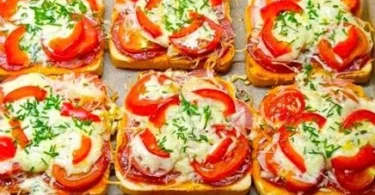 Leckeres Tomaten-Mozzarella-Toast frisch aus dem Ofen