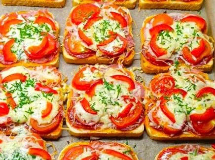 Leckeres Tomaten-Mozzarella-Toast frisch aus dem Ofen
