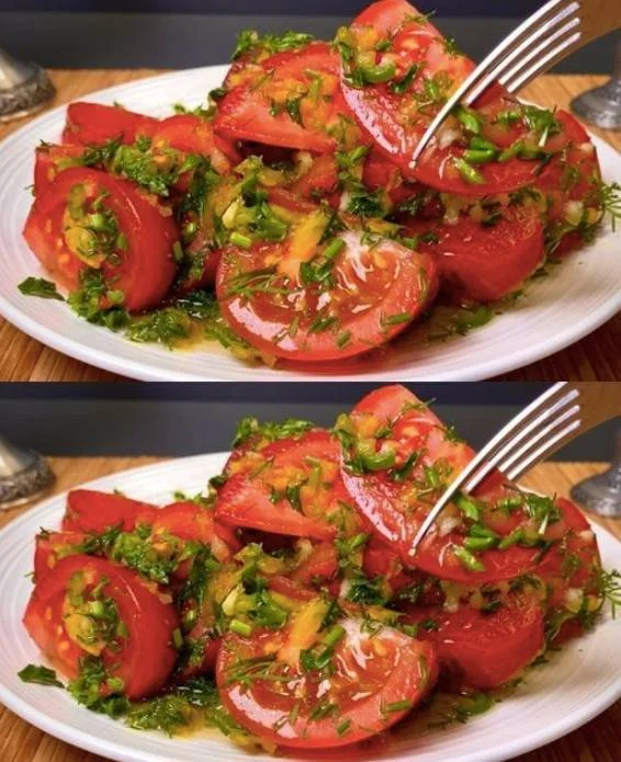 Hausgemachte Tomatensauce mit frischen Zutaten und Gewürzen