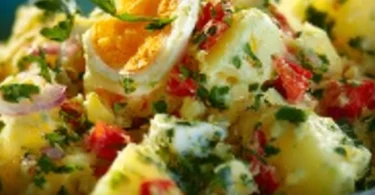 Türkischer Kartoffelsalat mit frischen Zutaten und einem besonderen Dressing