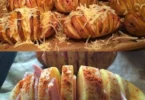Überbackene Kartoffeln mit Carbonara-Sauce auf einem Teller