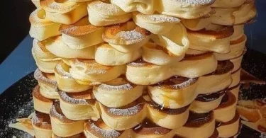 Leckere Vanille-Joghurt-Waffeln auf einem Teller serviert