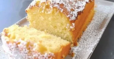 Leckerer Vanillepudding Kuchen auf einem Teller serviert.