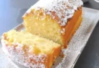 Leckere Stücke von Vanillepudding Kuchen auf einem Teller
