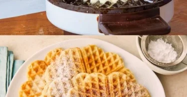 Leckere, frisch gebackene Waffeln auf einem Teller mit Sahne und Früchten