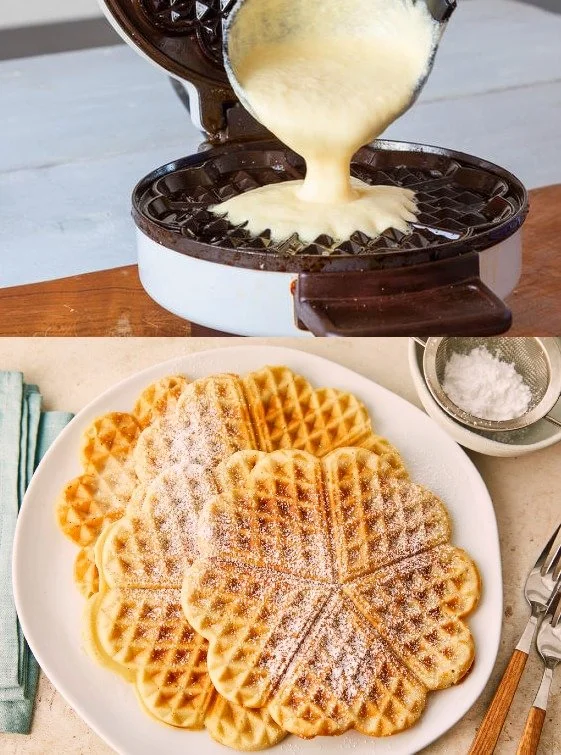 Leckere, frisch gebackene Waffeln auf einem Teller mit Sahne und Früchten