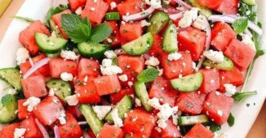 Wassermelonen-Gurken-Salat mit Feta auf einem Teller serviert