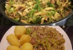 Wirsingkohle mit Hackfleisch in einer Pfanne zubereitet