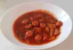 Wurst-Kartoffel-Pfanne mit leckeren Zutaten auf einem Teller