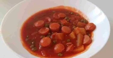Wurst-Kartoffel-Pfanne mit leckeren Zutaten auf einem Teller