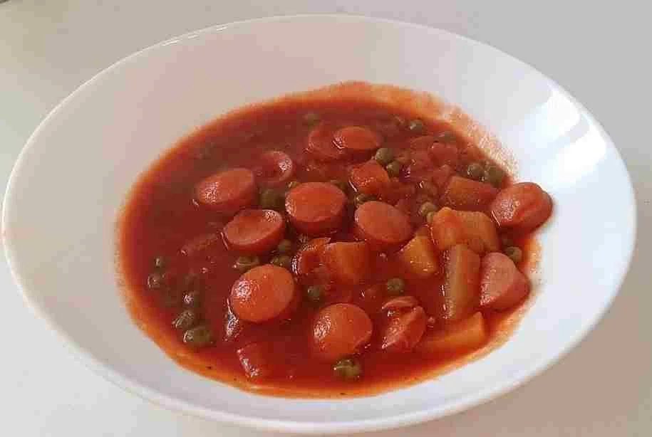 Wurst-Kartoffel-Pfanne mit leckeren Zutaten auf einem Teller
