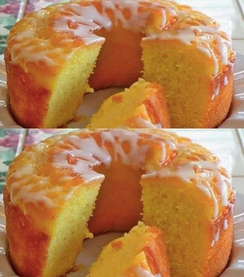 Zitronen Joghurtkuchen auf einem Teller, dekoriert mit Zitronenscheiben und Minze