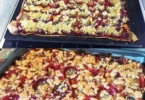 Zwei Stücke frisch gebackener Zwetschgenkuchen mit Pflaumen und Streuseln