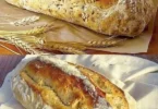 Leckeres Zwiebelbrot ohne Hefe auf einem Holztisch serviert.