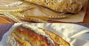 Leckeres Zwiebelbrot ohne Hefe auf einem Holztisch serviert.