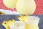 Ananas-Kokoscreme-Dessert in einer eleganten Schale serviert, dekoriert mit frischen Ananasscheiben.