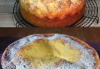 Saftiger Apfelkuchen mit Sauerrahm auf einem Kuchenteller