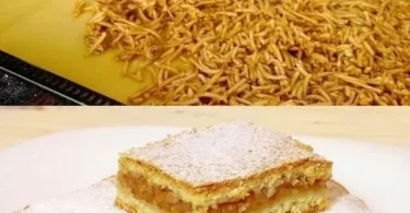 Leckerer Apfelkuchen mit Streuseln auf einem Holzbrett serviert