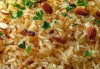 Schüssel mit Arabischem Reis, serviert mit traditionellen Gewürzen.