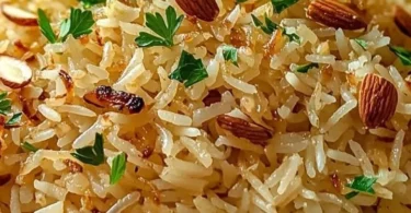 Schüssel mit Arabischem Reis, serviert mit traditionellen Gewürzen.