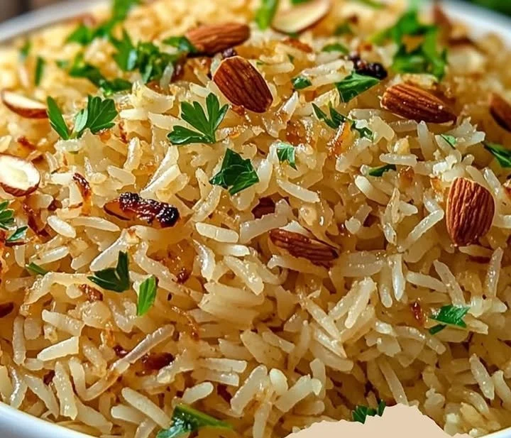 Schüssel mit Arabischem Reis, serviert mit traditionellen Gewürzen.