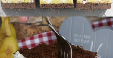 Leckerer Banana Schokoladenkuchen mit Sahne auf einem Teller serviert.