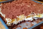 Cremiges Bananen Schichtdessert auf einem Teller angerichtet