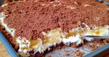 Cremiges Bananen Schichtdessert auf einem Teller angerichtet