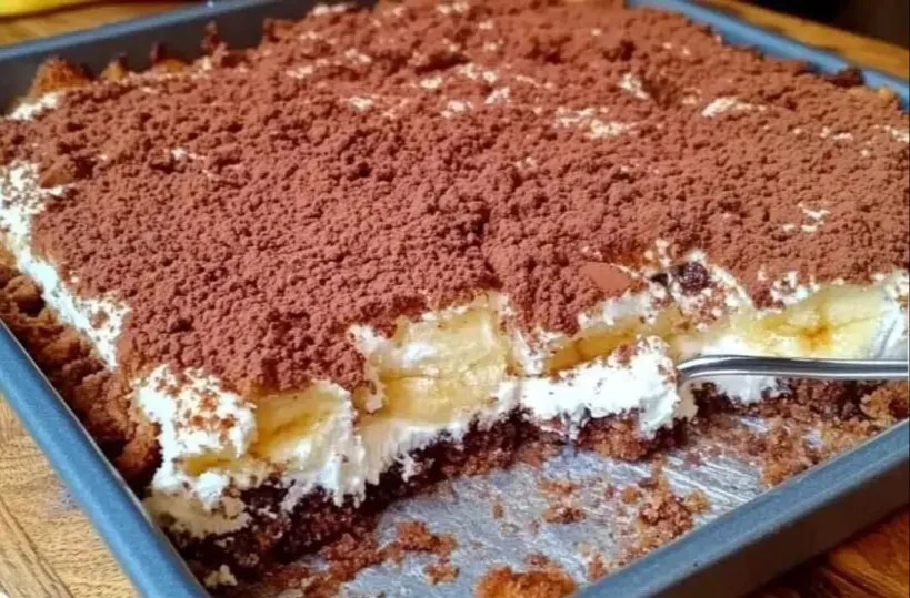 Cremiges Bananen Schichtdessert auf einem Teller angerichtet