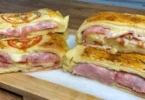 Blätterteigstrudel mit Schinken und Käse frisch aus dem Ofen.