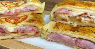 Blätterteigstrudel mit Schinken und Käse frisch aus dem Ofen.